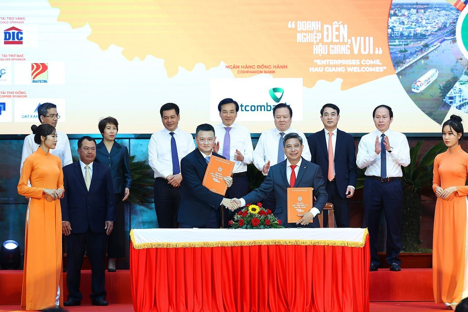 Lễ ký biên bản ghi nhớ đầu tư giữa tỉnh Hậu Giang và các doanh nghiệp, nhà đầu tư. (Ảnh: Dương Giang/TTXVN)