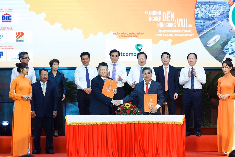 Lễ ký biên bản ghi nhớ đầu tư giữa tỉnh Hậu Giang và các doanh nghiệp, nhà đầu tư. (Ảnh: Dương Giang/TTXVN)