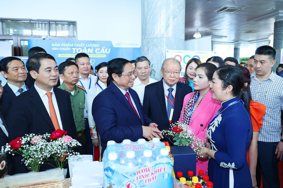 Thủ tướng Phạm Minh Chính thăm các gian hàng nông sản trưng bày tại Hội nghị xúc tiến đầu tư tỉnh Hậu Giang năm 2022. (Ảnh: Dương Giang/TTXVN)