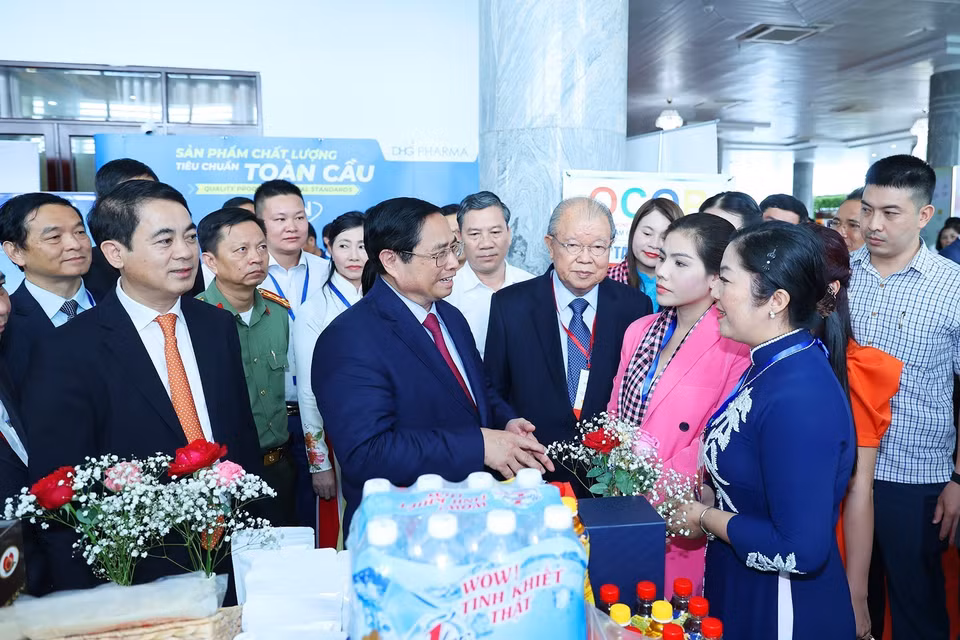 Thủ tướng Phạm Minh Chính thăm các gian hàng nông sản trưng bày tại Hội nghị xúc tiến đầu tư tỉnh Hậu Giang năm 2022. (Ảnh: Dương Giang/TTXVN)