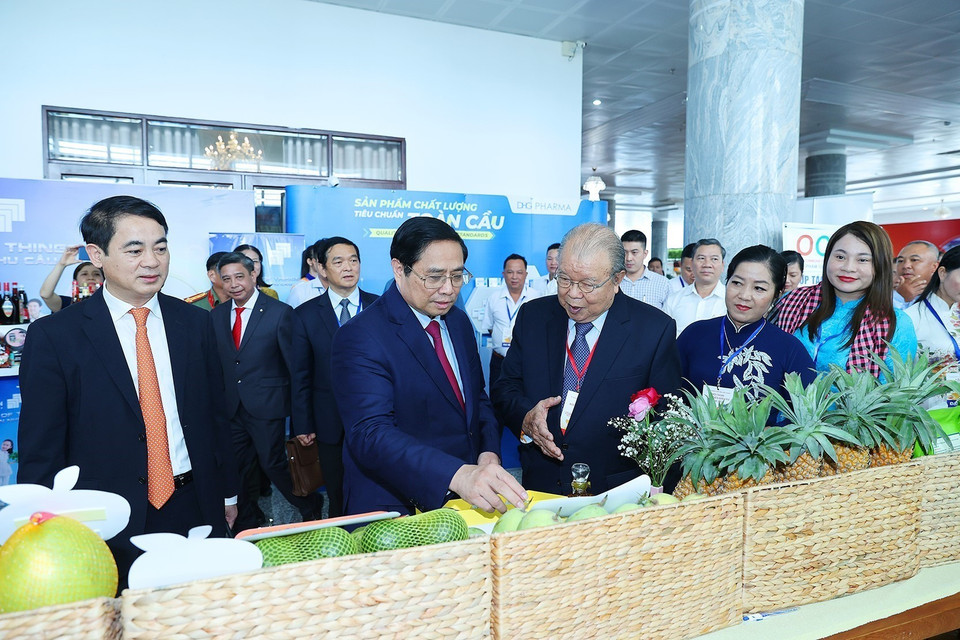 Thủ tướng Phạm Minh Chính thăm các gian hàng nông sản trưng bày tại Hội nghị xúc tiến đầu tư tỉnh Hậu Giang năm 2022. (Ảnh: Dương Giang/TTXVN)