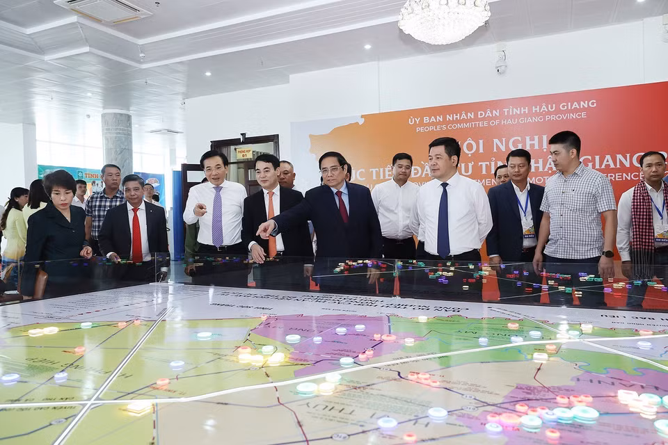 Thủ tướng Phạm Minh Chính xem mô hình quy hoạch tỉnh Hậu Giang. (Ảnh: Dương Giang/TTXVN)