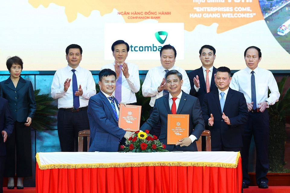 Lễ ký biên bản ghi nhớ đầu tư giữa tỉnh Hậu Giang và các doanh nghiệp, nhà đầu tư. (Ảnh: Dương Giang/TTXVN)