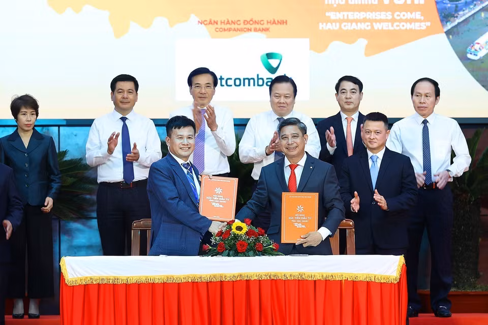 Lễ ký biên bản ghi nhớ đầu tư giữa tỉnh Hậu Giang và các doanh nghiệp, nhà đầu tư. (Ảnh: Dương Giang/TTXVN)