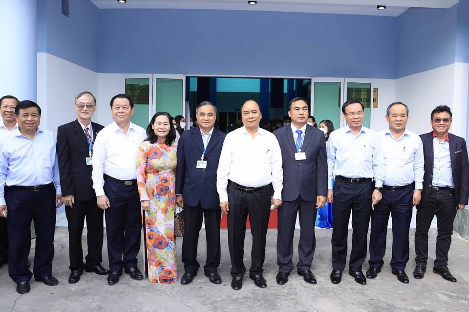 Chủ tịch nước Nguyễn Xuân Phúc với Ban lãnh đạo Khu nông nghiệp công nghệ cao Thành phố Hồ Chí Minh. (Ảnh: Thống Nhất/TTXVN)