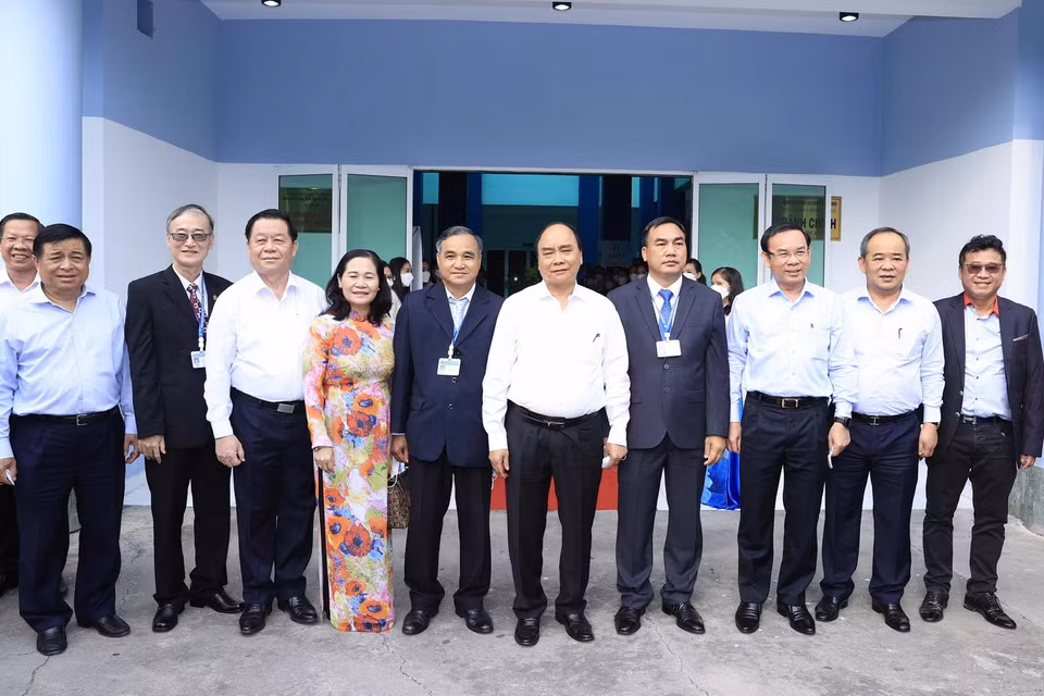 Chủ tịch nước Nguyễn Xuân Phúc với Ban lãnh đạo Khu nông nghiệp công nghệ cao Thành phố Hồ Chí Minh. (Ảnh: Thống Nhất/TTXVN)
