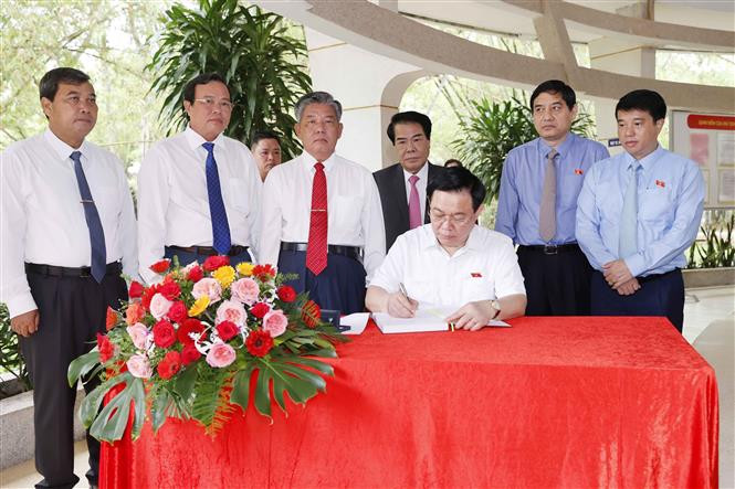 Chủ tịch Quốc hội Vương Đình Huệ viết lưu bút tại Đền thờ Chủ tịch Hồ Chí Minh. (Ảnh: Doãn Tấn/TTXVN)