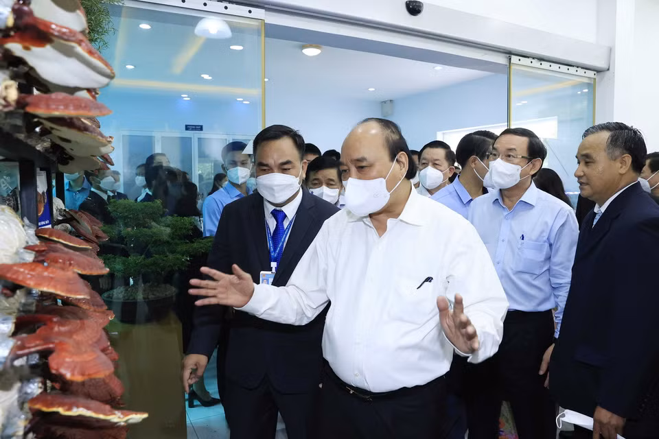 Chủ tịch nước Nguyễn Xuân Phúc thăm Phòng trưng bày sản phẩm nông nghiệp công nghệ cao. (Ảnh: Thống Nhất/TTXVN)