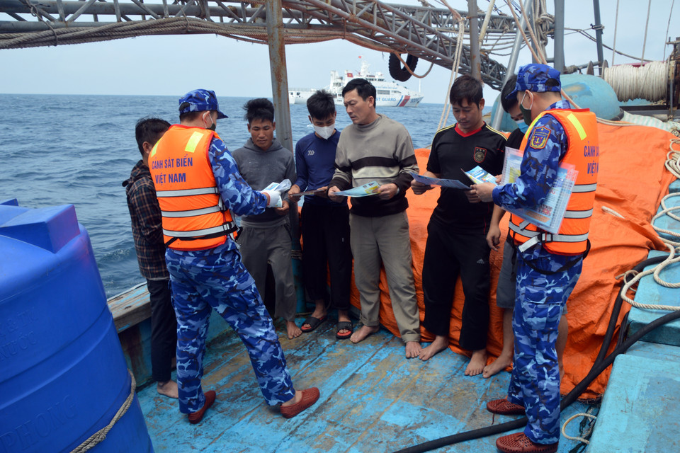 Cảnh sát biển Việt Nam tuyên truyền pháp luật cho tàu cá ngư dân Thanh Hóa. (Ảnh: Minh Huệ/TTXVN)