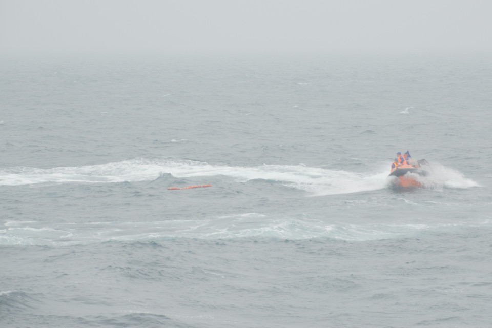 Luyện tập cứu vớt người bị nạn. (Ảnh: Minh Huệ/TTXVN)