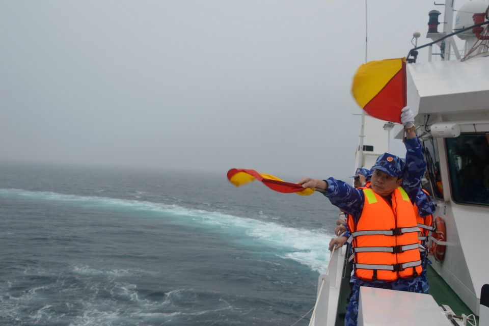 Cảnh sát biển hai nước luyện tập chung phương án tìm kiếm cứu nạn trên biển. (Ảnh: Minh Huệ/TTXVN)