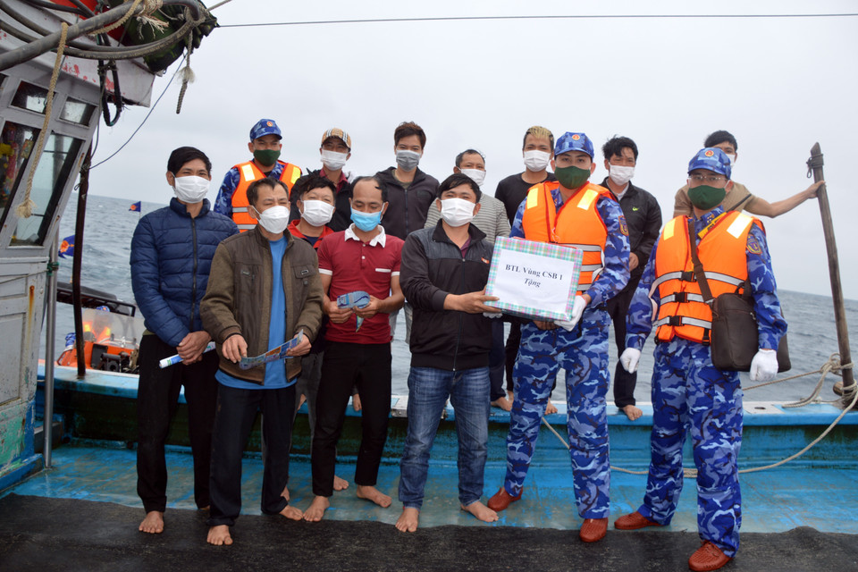 Tổ công tác Cảnh sát biển Việt Nam tặng quà cho bà con ngư dân Nghệ An. (Ảnh: Minh Huệ/TTXVN)