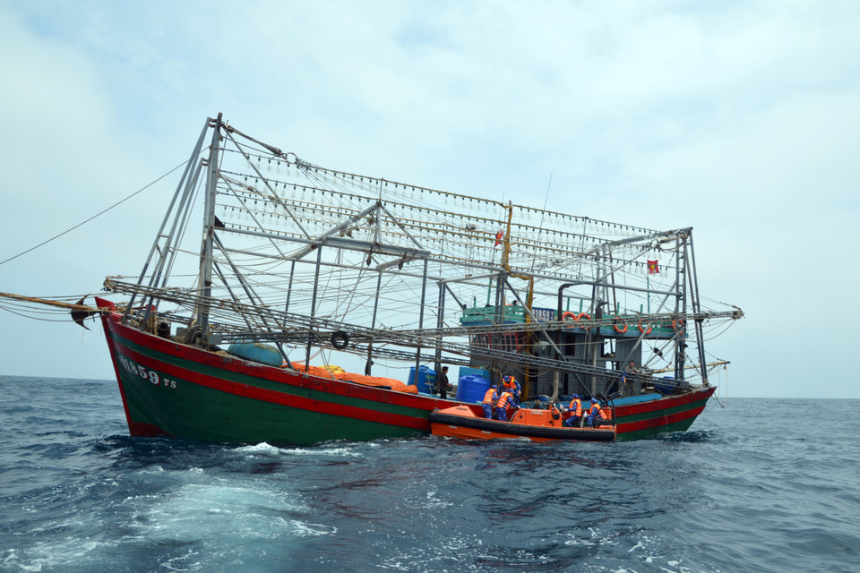 Cảnh sát biển Việt Nam kiểm tra tàu cá của ngư dân hoạt động trên khu vực đường phân định Vịnh Bắc bộ. (Ảnh: Minh Huệ/TTXVN)