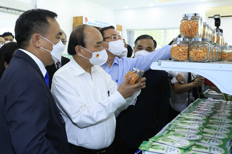 Chủ tịch nước Nguyễn Xuân Phúc thăm Phòng trưng bày sản phẩm nông nghiệp công nghệ cao. (Ảnh: Thống Nhất/TTXVN)