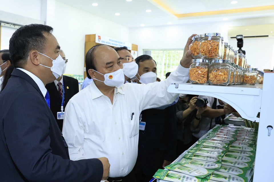 Chủ tịch nước Nguyễn Xuân Phúc thăm Phòng trưng bày sản phẩm nông nghiệp công nghệ cao. (Ảnh: Thống Nhất/TTXVN)