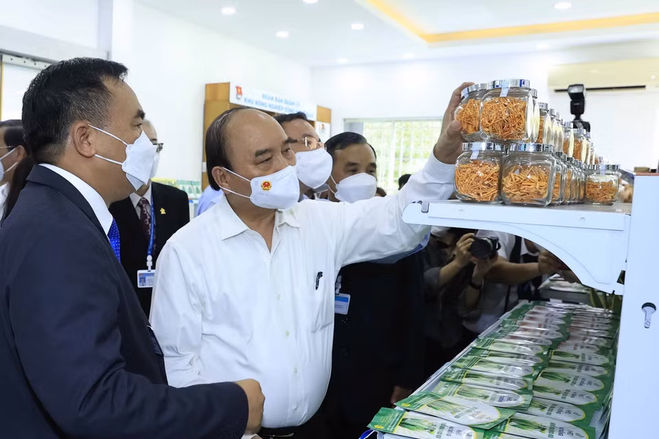 Chủ tịch nước Nguyễn Xuân Phúc thăm Phòng trưng bày sản phẩm nông nghiệp công nghệ cao. (Ảnh: Thống Nhất/TTXVN)