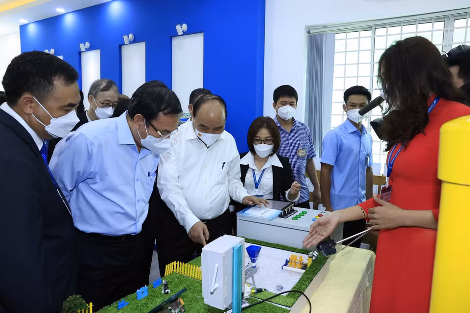 Lãnh đạo Khu Nông nghiệp công nghệ cao giới thiệu các sản phẩm với Chủ tịch nước Nguyễn Xuân Phúc. (Ảnh: Thống Nhất/TTXVN)