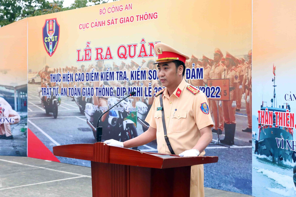 Thượng tá Nguyễn Mạnh Thắng, Đội trưởng Đội tuần tra kiểm soát giao thông đường bộ cao tốc số 1, Cục Cảnh sát giao thông phát biểu. (Ảnh: Phạm Kiên/TTXVN)