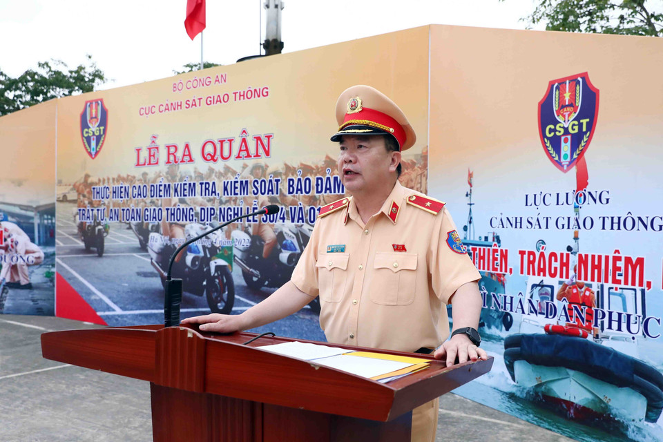 Thiếu tướng Nguyễn Văn Trung, Cục trưởng Cục Cảnh sát giao thông phát lệnh ra quân thực hiện cao điểm kiểm tra, kiểm soát, bảo đảm trật tự, an toàn giao thông dịp nghỉ lễ 30/4 và 1/5. (Ảnh: Phạm Kiên/TTXVN)