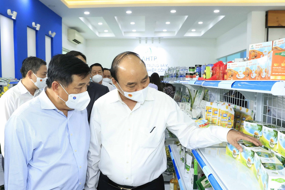 Chủ tịch nước Nguyễn Xuân Phúc thăm quan sản phẩm nông nghiệp công nghệ cao. (Ảnh: Thống Nhất/TTXVN)