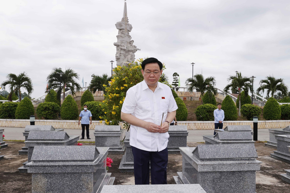 Chủ tịch Quốc hội Vương Đình Huệ dâng hương tưởng niệm các Anh hùng liệt sỹ. (Ảnh: Doãn Tấn/TTXVN)