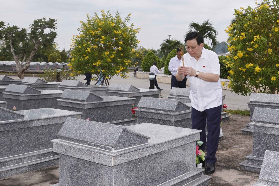 Chủ tịch Quốc hội Vương Đình Huệ thắp nén hương lên mộ các Anh hùng liệt sỹ. (Ảnh: Doãn Tấn/TTXVN)