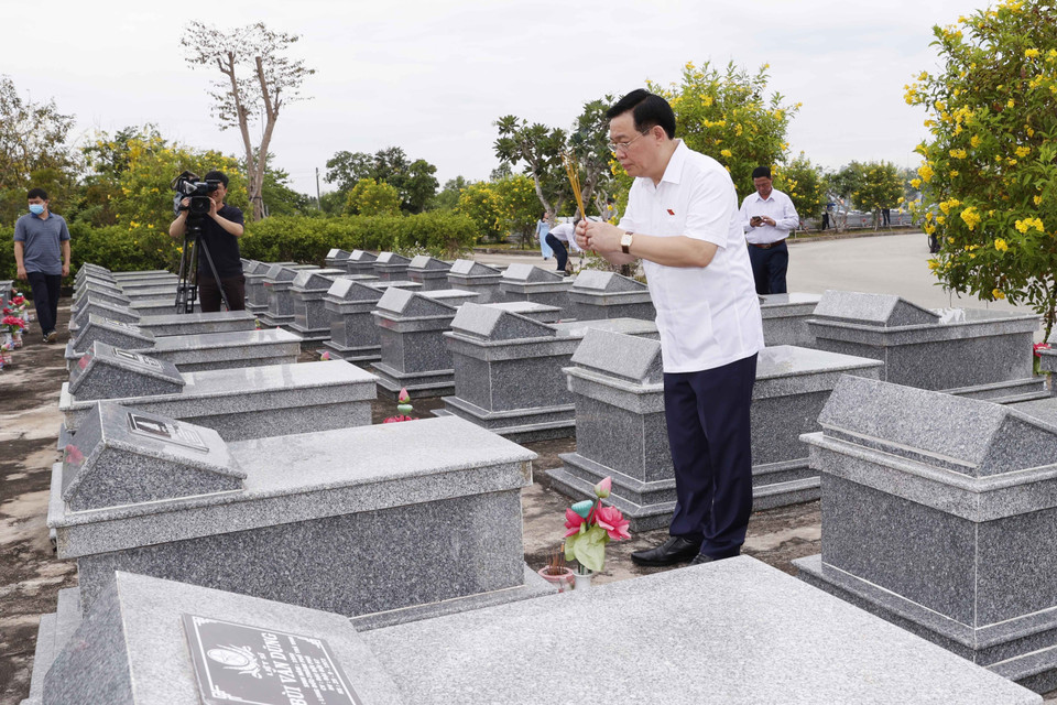 Chủ tịch Quốc hội Vương Đình Huệ dâng hương tưởng niệm các Anh hùng liệt sỹ. (Ảnh: Doãn Tấn/TTXVN)