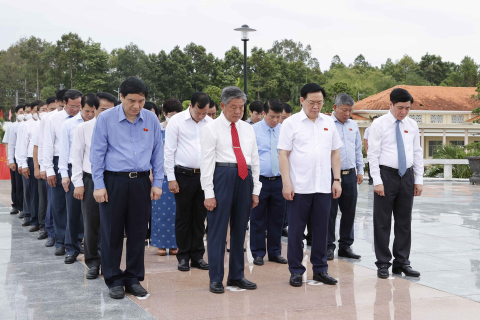 Sáng 29/4, Chủ tịch Quốc hội Vương Đình Huệ cùng đoàn công tác của Quốc hội đến dâng hương tưởng niệm các Anh hùng liệt sỹ tại Nghĩa trang Liệt sỹ tỉnh Trà Vinh. Trong ảnh: Chủ tịch Quốc hội Vương Đình Huệ cùng đoàn công tác tưởng niệm các Anh hùng liệt sỹ. (Ảnh: Doãn Tấn/TTXVN)