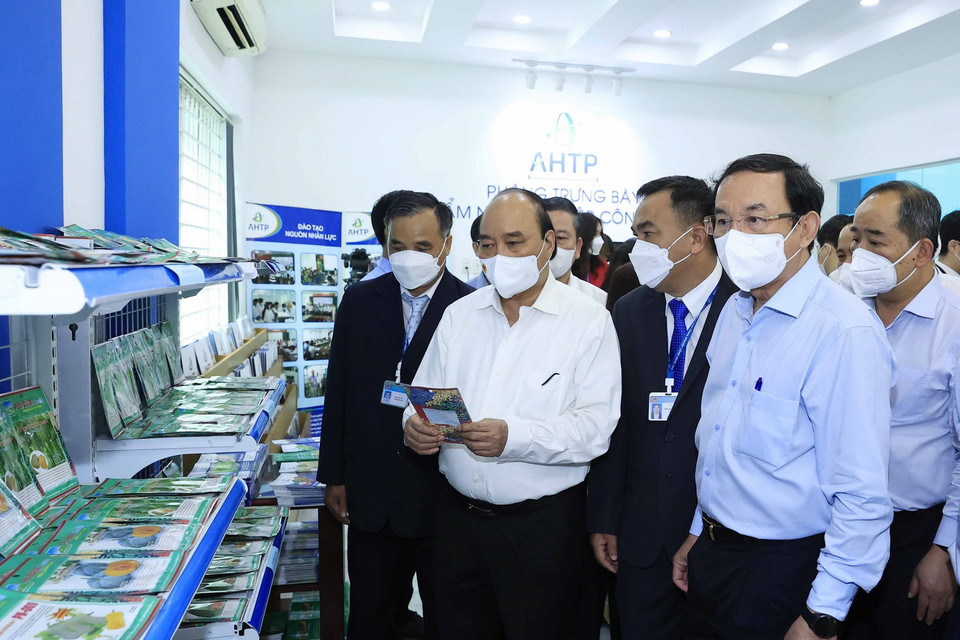 Sáng 12/4, Chủ tịch nước Nguyễn Xuân Phúc đến thăm và làm việc tại Khu Nông nghiệp công nghệ cao Thành phố Hồ Chí Minh (huyện Củ Chi).