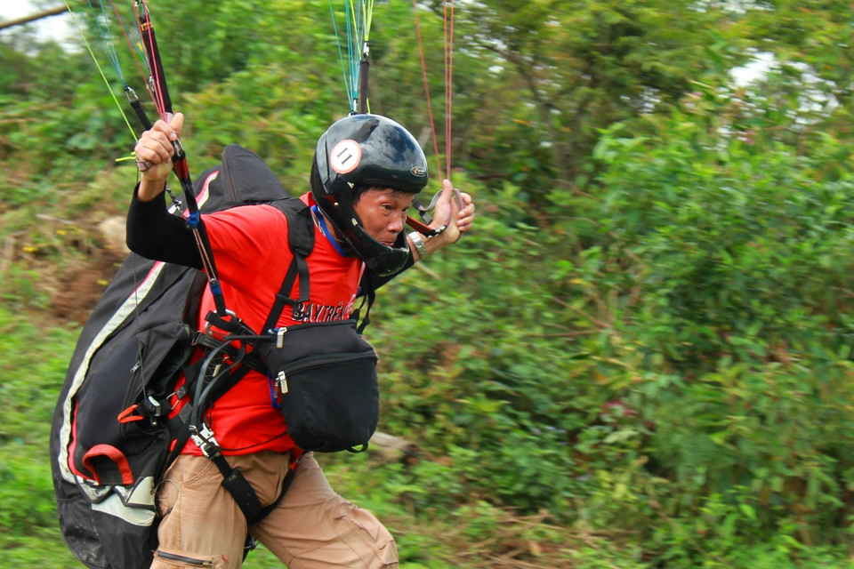 'Bác Nam già,' thành viên hăng hái và cao tuổi nhất Câu lạc bộ Vietwings Hanoi đã có chuyến bay thành công. (Ảnh: Xuân Mai/Vietnam+)