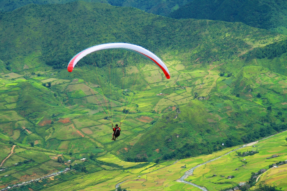 Mà còn ngây ngất trước bức tranh thơ mộng của những thửa ruộng bậc thang vàng óng như sóng xô chân núi biếc xanh.(Ảnh: Xuân Mai/Vietnam+)
