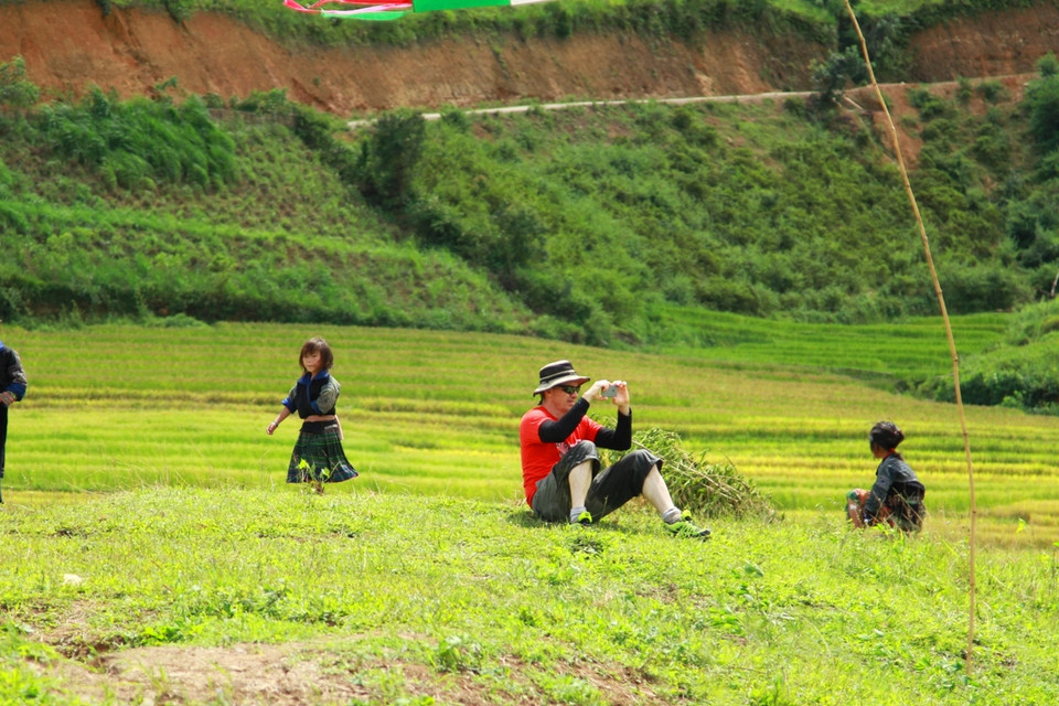 Và người Tây ngóng các đồng đội ở bãi đáp. (Ảnh: Hoàng Hiệp/Vietnam+)