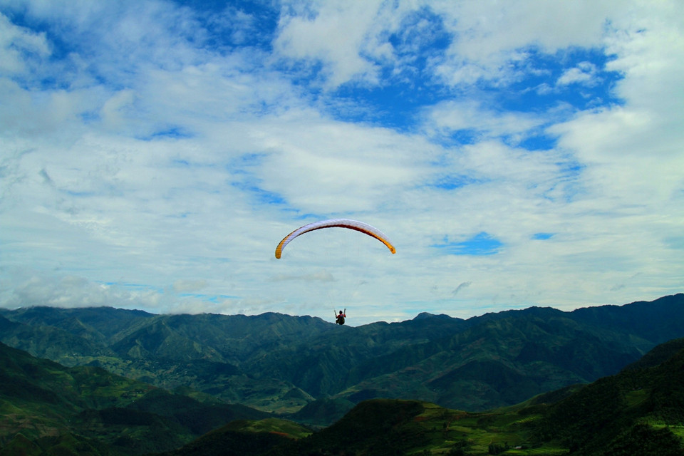 Chân 'đạp' đỉnh núi. (Ảnh: Xuân Mai/Vietnam+)