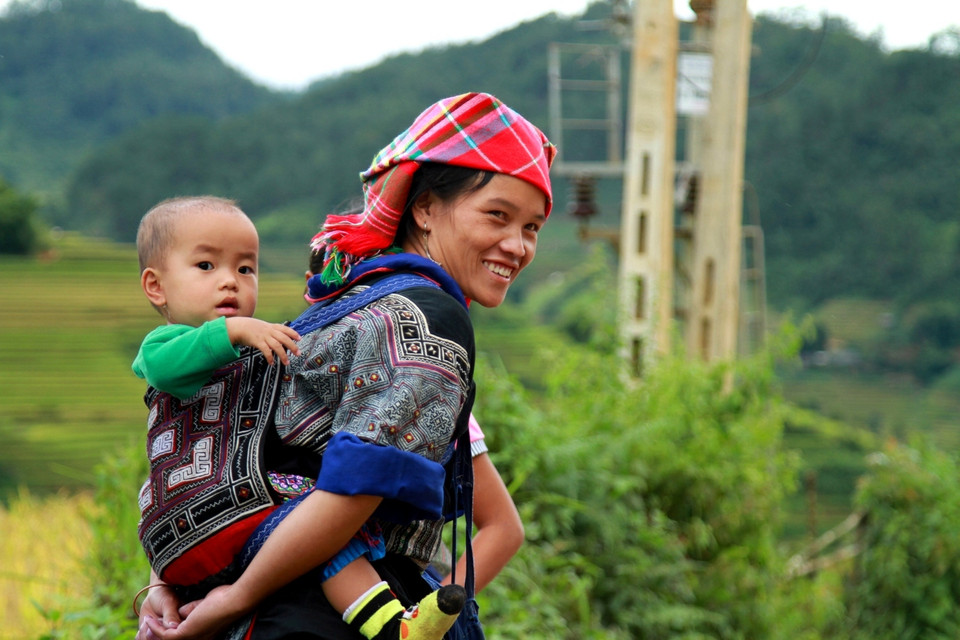 'Nụ cười Lìm Mông' thích thú với những pha lượn dù điêu luyện trên không. (Ảnh: Xuân Mai/Vietnam+)