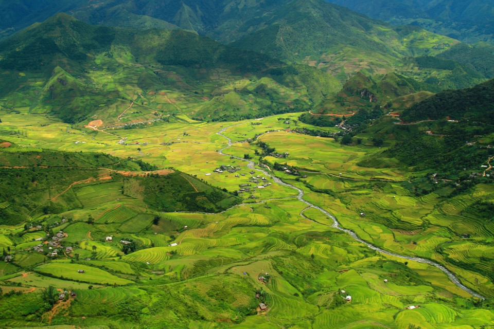 Toàn cảnh thung lũng Lìm Mông, 'con đường bay' của các phi công 'Bay trên mùa vàng' 2015. (Ảnh: Xuân Mai/Vietnam+)