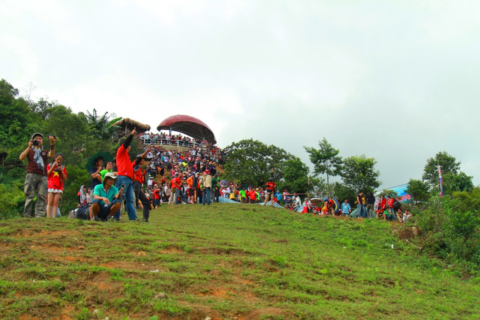 Trên đỉnh đèo Khau Phạ, không khí cũng vô cùng náo nhiệt. (Ảnh: Xuân Mai/Vietnam+)