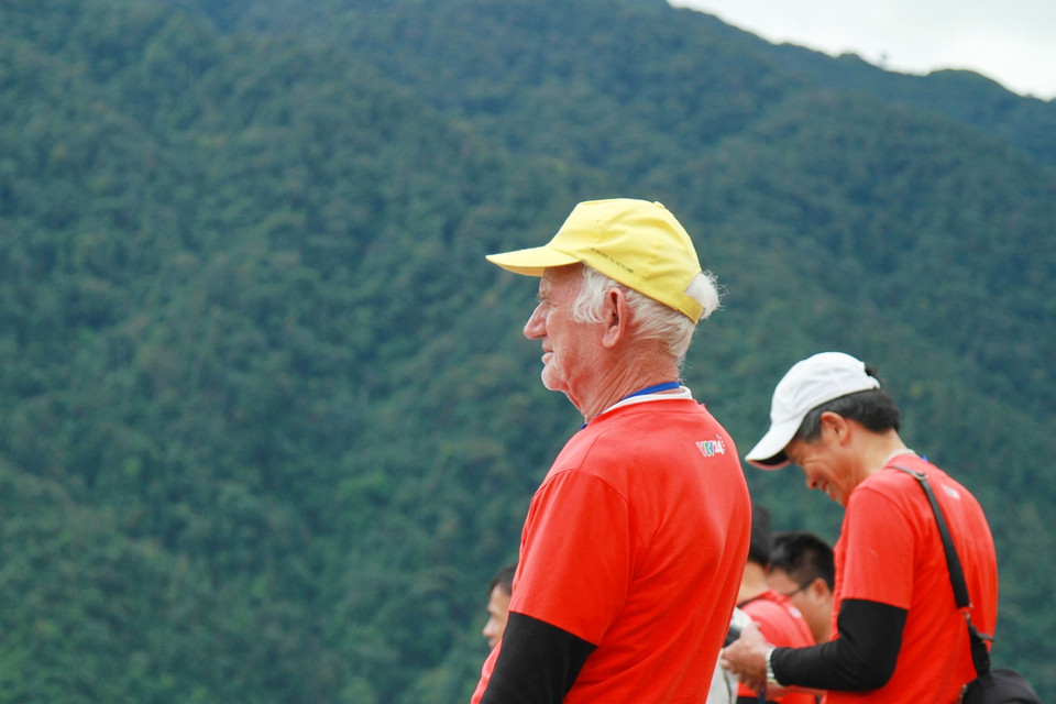 Phi công lớn tuổi nhất tham gia lễ hội đến từ Pháp, ông Michael năm nay 74 tuổi và vẫn lượn dù... rất oách, không thua kém các phi công trẻ. (Ảnh: Xuân Mai/Vietnam+)