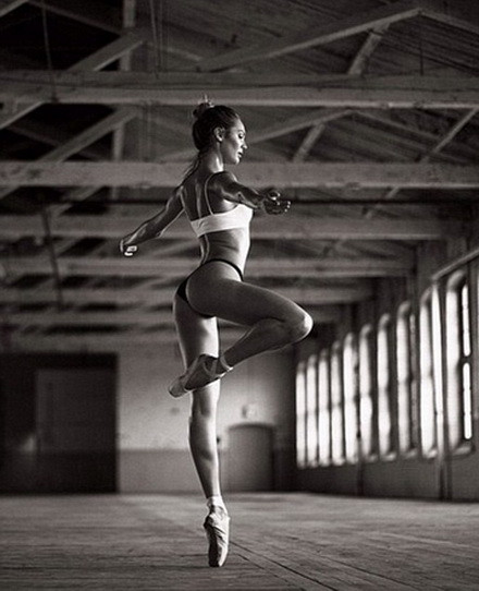 Thân hình chuẩn của Swanepoel.