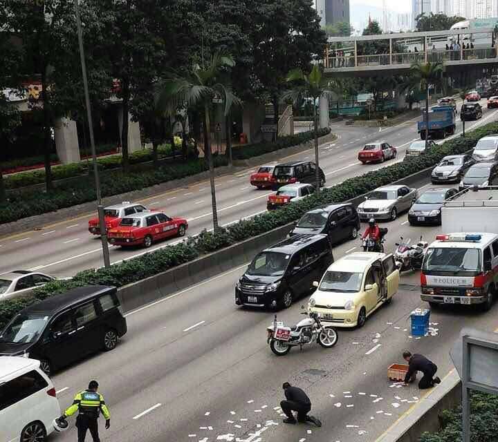 Một nhân chứng cho biết, hàng chục người đã tới nhặt hàng trăm tờ tiền mệnh giá 500 đô la Hong Kong (khoảng 65 USD) bay trên đường. (Nguồn: CCTV)