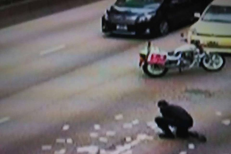 Cảnh sát khuyến cáo những người dân nên trả lại tiền để tránh không bị truy cứu. (Nguồn: CCTV)