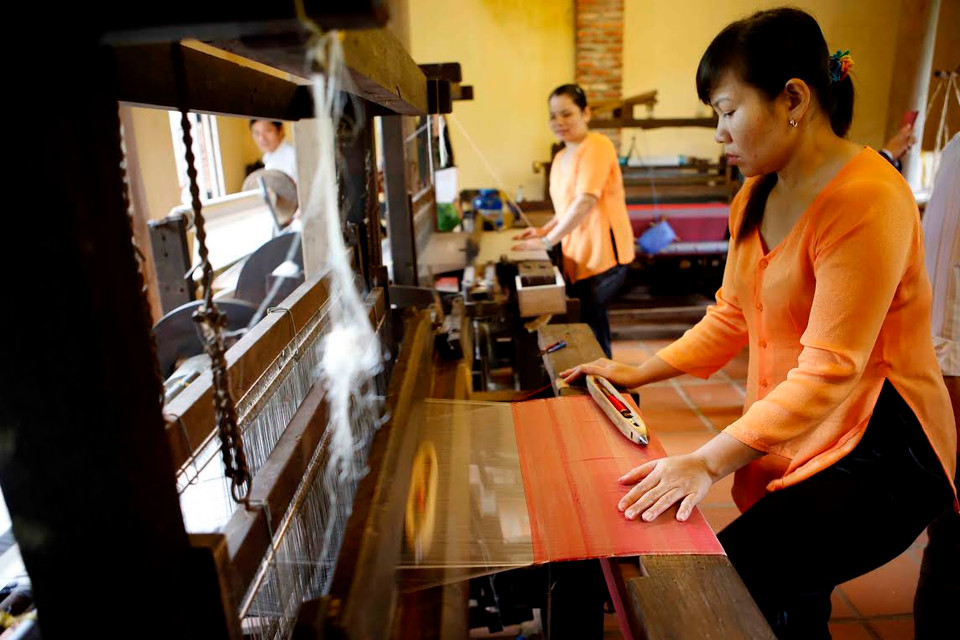 Trình diễn dệt lụa trên khung cửi Cửu Diễn ở làng lụa Hội An. (Nguồn: Trần Lê Lâm/Vietnam+)