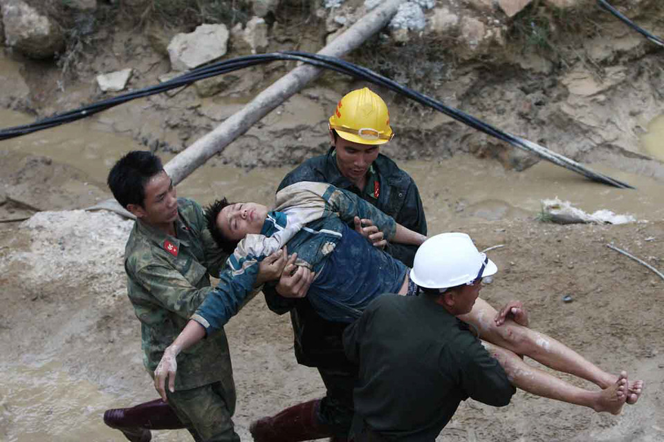 Đưa các công nhân bị mắc kẹt ra ngoài. (Ảnh: Dương Giang/TTXVN)