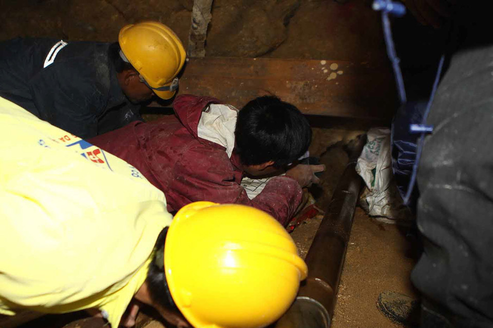 Quá trình giải cứu các công nhân. (Ảnh: Dương Giang/TTXVN)