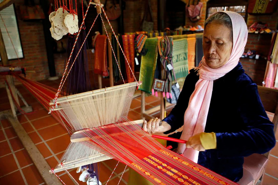 Nghệ nhân dân tộc Chăm trình diễn nghề thủ công truyền thống dệt lụa. (Nguồn: Trần Lê Lâm/Vietnam+)