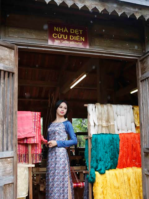 Trình diễn áo dài lụa Việt Nam. (Nguồn: Trần Lê Lâm/Vietnam+)