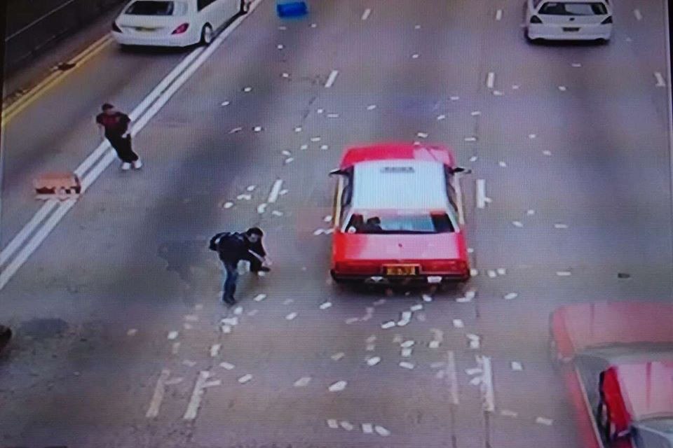 Người dân cố gắng hôi tiền. (Nguồn: CCTV)