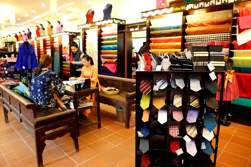 Khu trưng bày sản phẩm lụa Lý và sản phẩm các làng nghề lụa Việt Nam. (Nguồn: Trần Lê Lâm/Vietnam+)