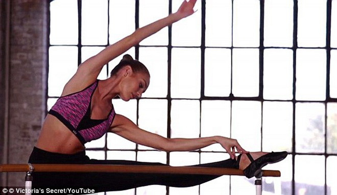 Candice Swanepoel múa ballet.