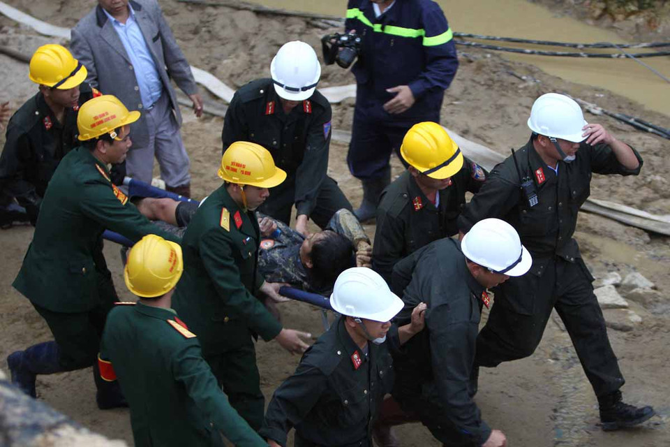 Đưa các công nhân bị mắc kẹt ra ngoài. (Ảnh: Dương Giang/TTXVN)