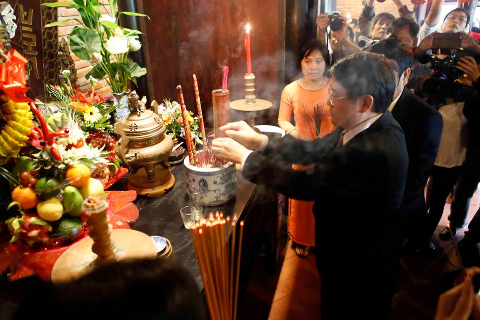 Nghi thức dâng hương Bà Chúa Tằm Tang. (Nguồn: Trần Lê Lâm/Vietnam+)